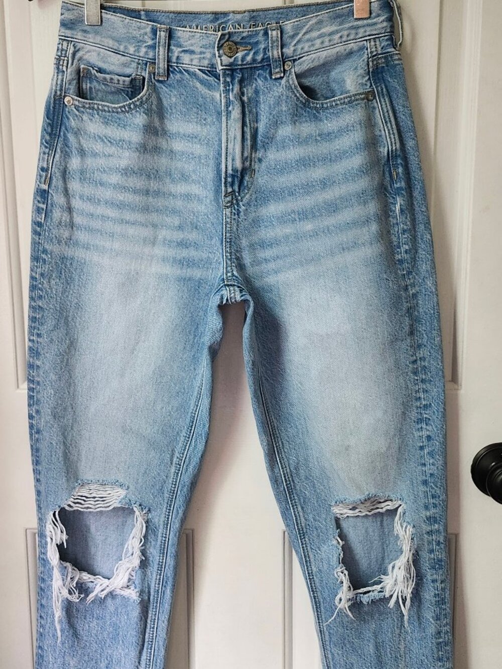 American Eagle Ripped Mom Jeans Light Wash High Rise Distressed Size 4